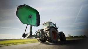 SAMI ketjumurskain CM-1700 Fendt 828 Vario -traktorissa