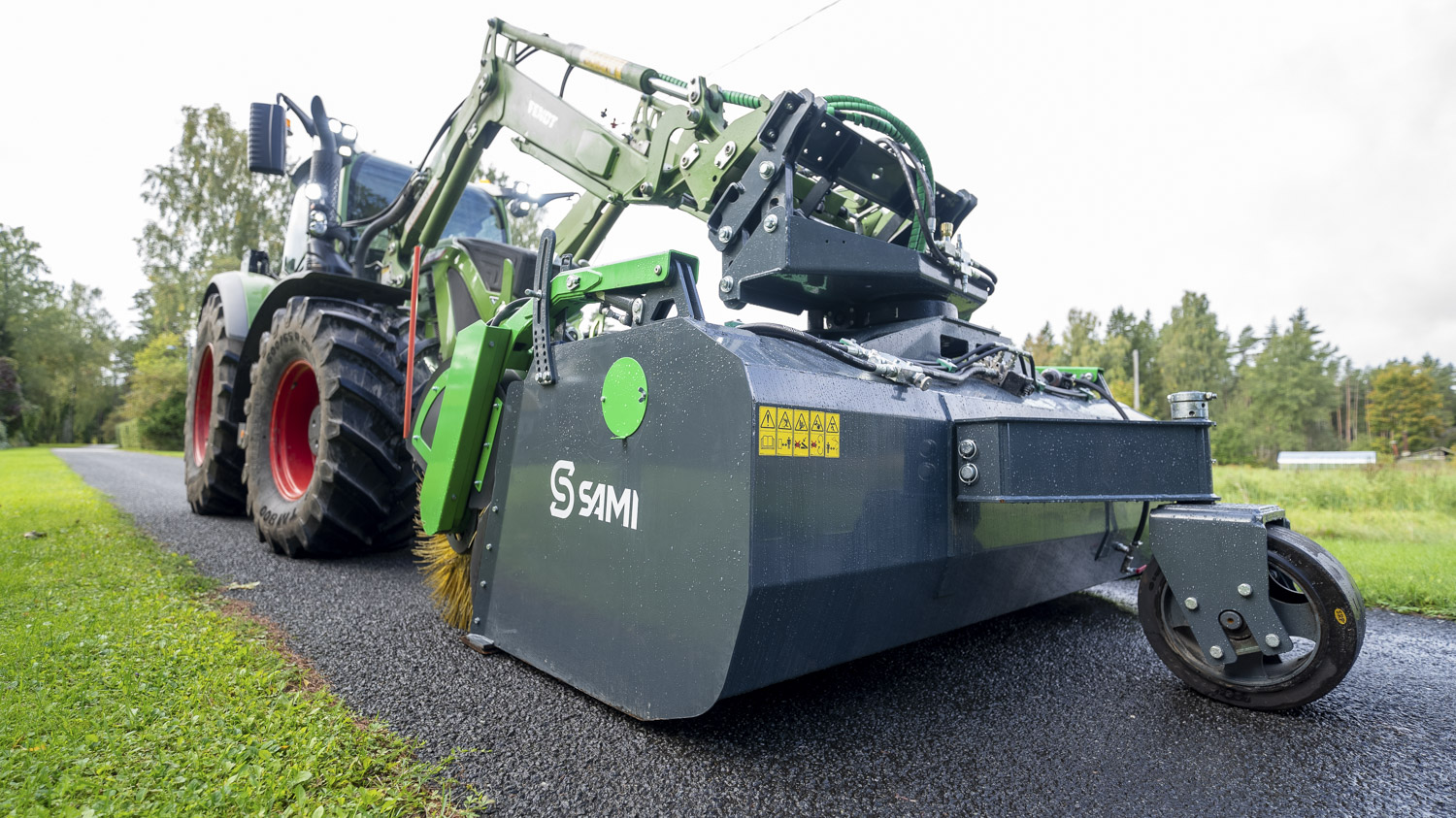 SAMI kauhaharja K-2500 kääntölaitteella Fendt-traktorissa