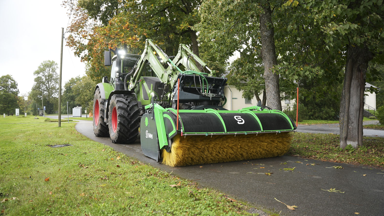 SAMI kauhaharja K-2500 kääntölaitteella Fendt-traktorissa