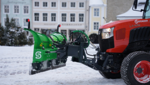 SAMI VL-kompakti lumiaura Kubota L2 -traktorissa