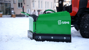 SAMI VL-kompakti lumiaura Kubota L2 -traktorissa