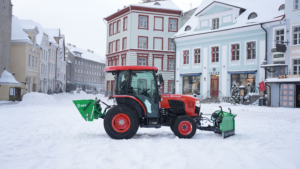 SAMI VL-kompakti lumiaura Kubota L2 -traktorissa