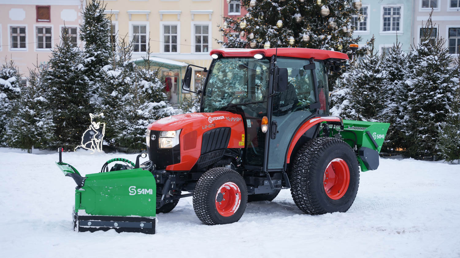 SAMI VL-kompakti lumiaura Kubota L2 -traktorissa